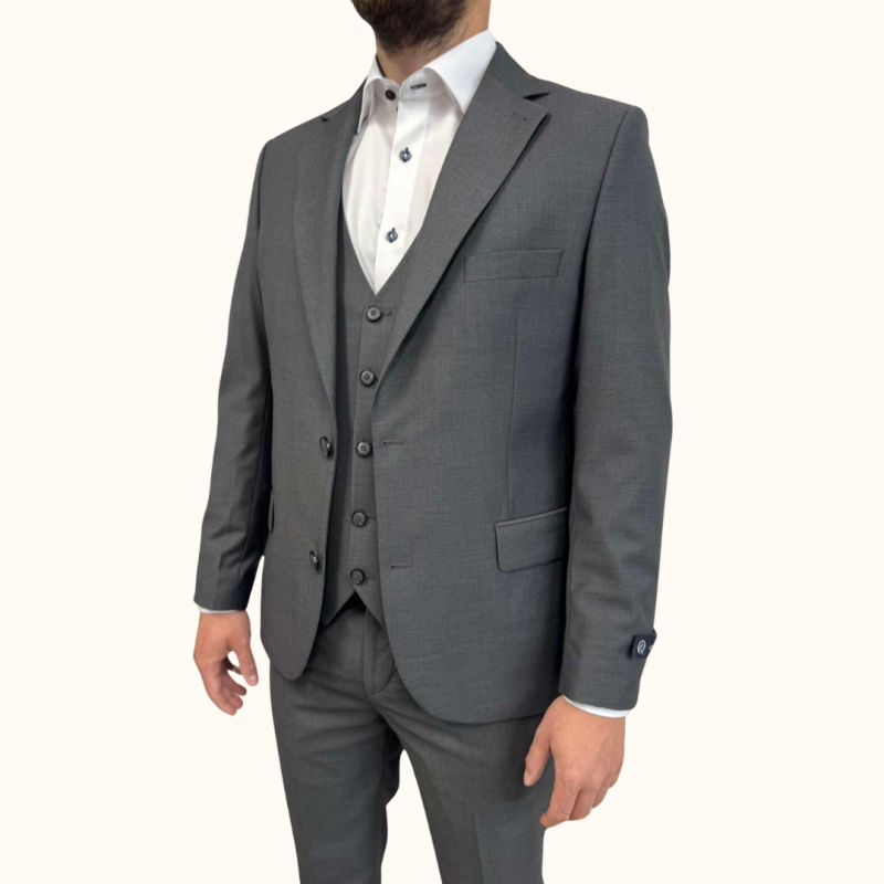Odkrijte moško tridelno obleko slim fit MAXX v sivi barvi. Ta elegantna in moderna obleka je idealna za poslovne in posebne priložnosti. Poudarja vašo postavo z udobnim krojem in kakovostnimi materiali. Nakupujte zdaj!