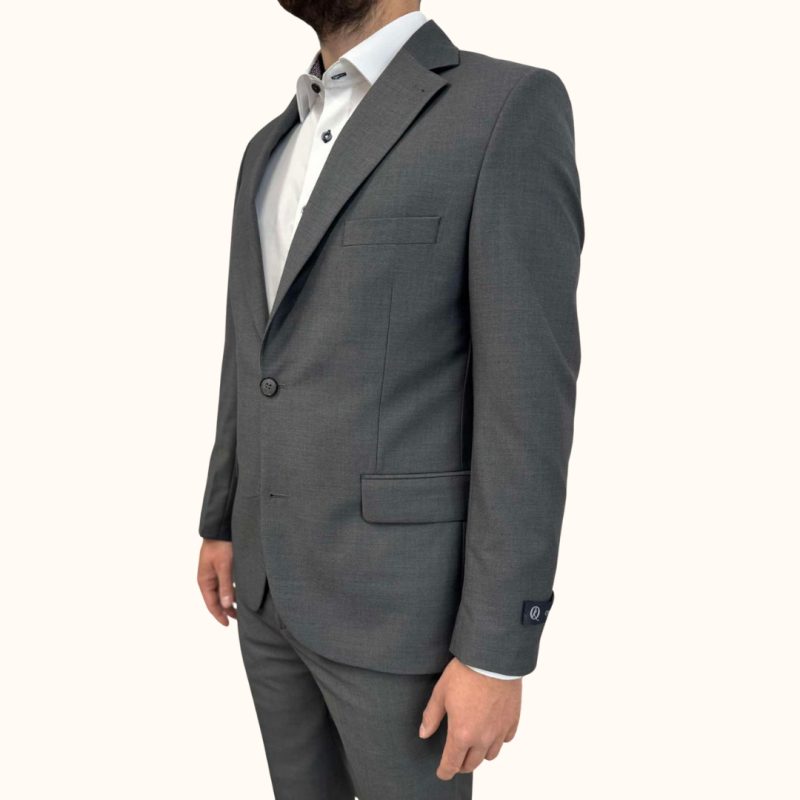 Odkrijte moško tridelno obleko slim fit MAXX v sivi barvi. Ta elegantna in moderna obleka je idealna za poslovne in posebne priložnosti. Poudarja vašo postavo z udobnim krojem in kakovostnimi materiali. Nakupujte zdaj!
