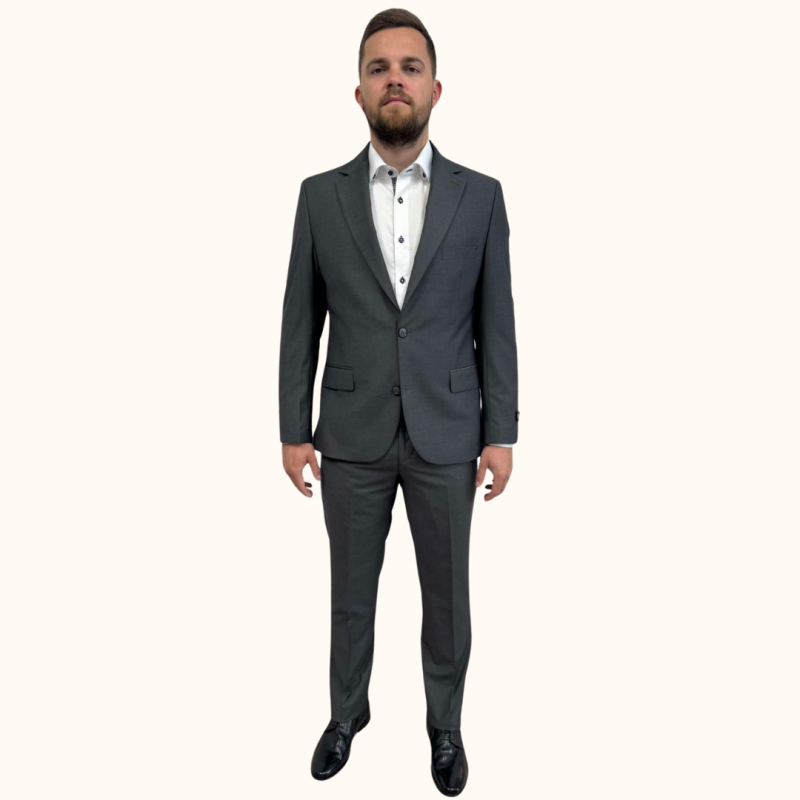 Odkrijte moško tridelno obleko slim fit MAXX v sivi barvi. Ta elegantna in moderna obleka je idealna za poslovne in posebne priložnosti. Poudarja vašo postavo z udobnim krojem in kakovostnimi materiali. Nakupujte zdaj!