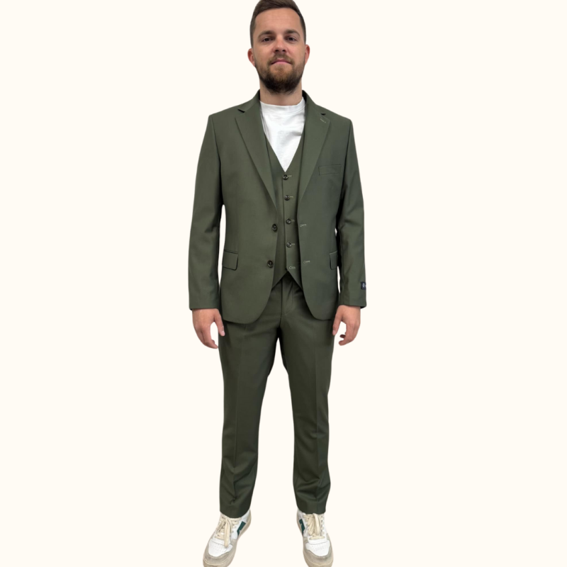 Odkrijte moško tridelno obleko slim fit MAXX v zeleni barvi. Ta elegantna in moderna obleka je idealna za poslovne in posebne priložnosti. Poudarja vašo postavo z udobnim krojem in kakovostnimi materiali. Nakupujte zdaj!