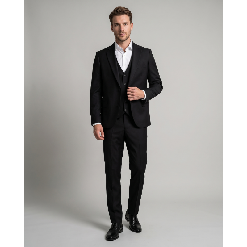 Elegantna črni moška tridelna obleka MAXX v slim fit kroju. Popolna izbira za poroke, poslovne dogodke in svečane priložnosti. Sodoben stil – OKMAL.