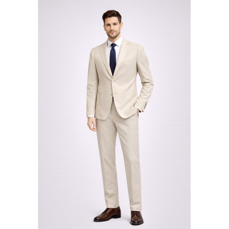 Moderna bež moška dvodelna obleka 6129 v slim fit kroju. Športno eleganten stil za poslovne in priložnostne dogodke. Udobje, stil in kakovost – OKMAL.