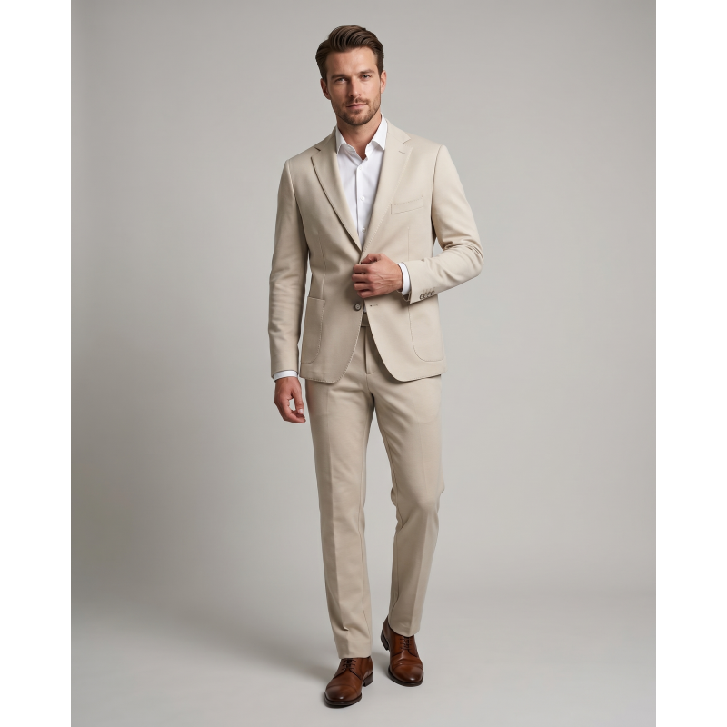 Moderna bež moška dvodelna obleka 6129 v slim fit kroju. Športno eleganten stil za poslovne in priložnostne dogodke. Udobje, stil in kakovost – OKMAL.