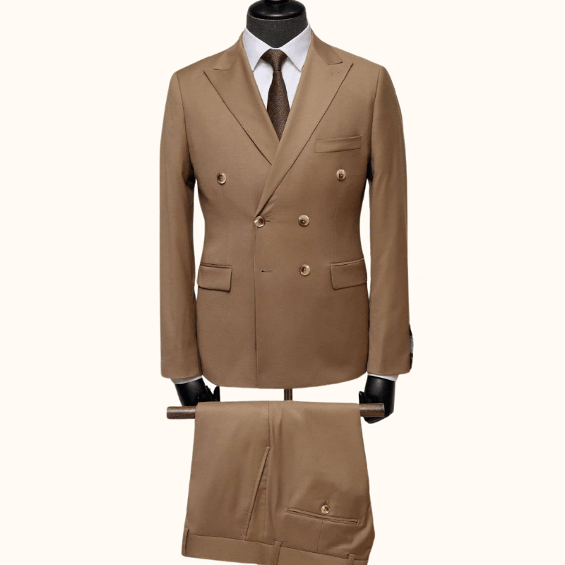 Sodobna moška slim fit obleka 680/1 v kamel barvi z dvorednim zapenjanjem. Izdelana iz mešanice volne, poliestra in elastana, ta elegantna obleka nudi odlično prileganje in udobje. Idealna za poslovne in svečane priložnosti.