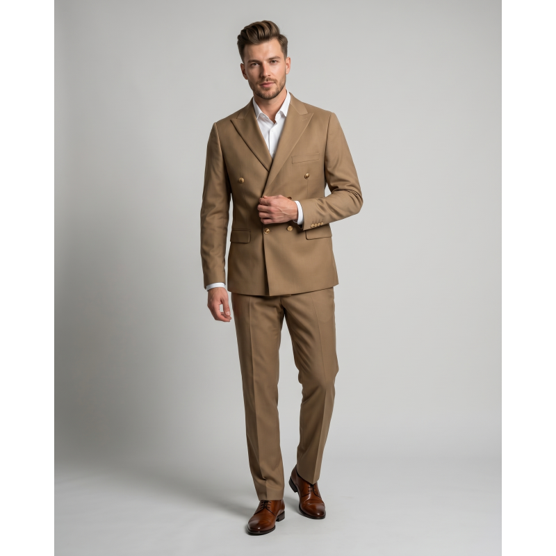 Sodobna moška slim fit obleka 680/1 v kamel barvi z dvorednim zapenjanjem. Izdelana iz mešanice volne, poliestra in elastana, ta elegantna obleka nudi odlično prileganje in udobje. Idealna za poslovne in svečane priložnosti.