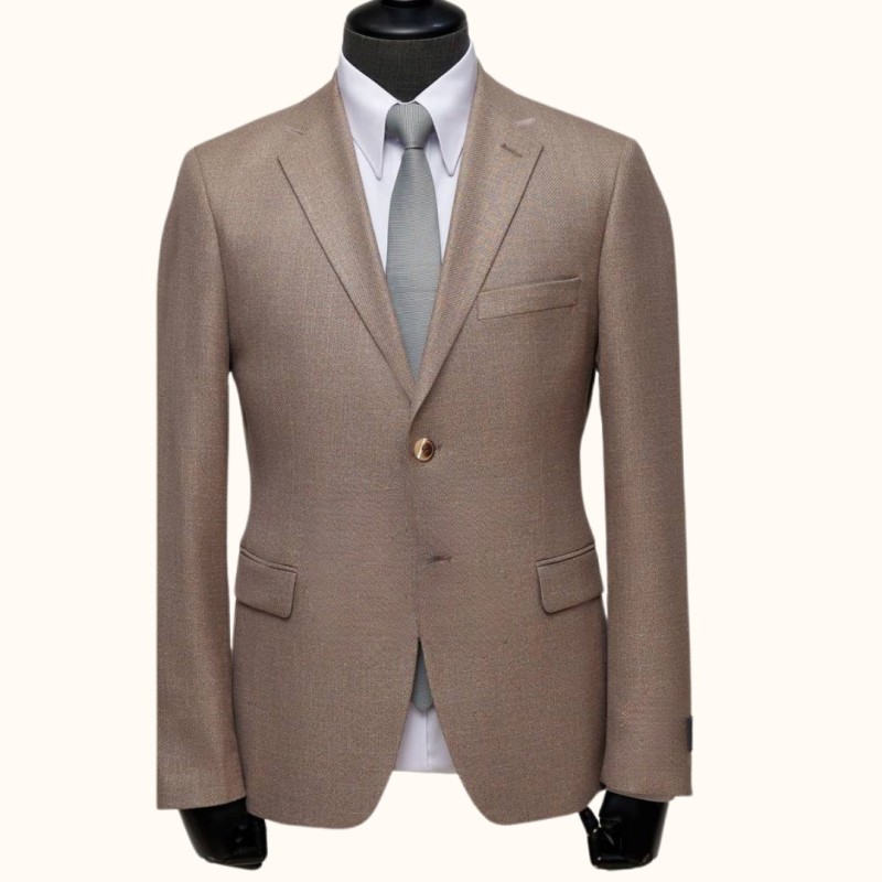 Moški suknjič 5889 v klasični melanž bež barvi, oblikovan za več priložnosti. Njegov klasičen kroj zagotavlja odlično prileganje in eleganten videz. Suknjič izžareva sofisticiranost in stil, kar vam omogoča, da izstopate.