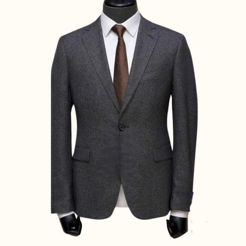 Moški suknjič 5936 v klasični melanž črni barvi, oblikovan za več priložnosti. Njegov klasičen kroj zagotavlja odlično prileganje in eleganten videz. Suknjič izžareva sofisticiranost in stil, kar vam omogoča, da izstopate.