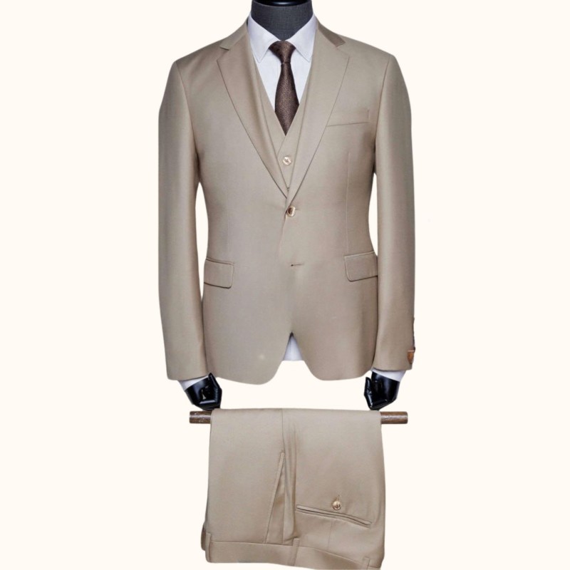 Elegantna moška tridelna slim fit obleka v bež barvi, vključuje suknjič, telovnik in hlače. Izdelana iz kombinacije volne, poliestra in elastana, idealna za poslovne in svečane priložnosti.