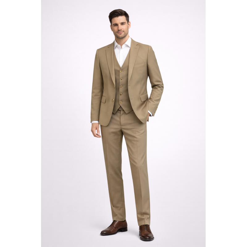 Prefinjena bež tridelna moška obleka 4994 iz volne v modernem slim fit kroju. Popolna izbira za poroke, poslovne dogodke in svečane priložnosti. OKMAL.