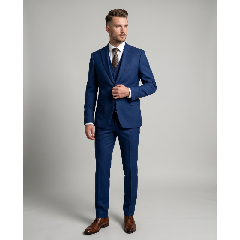 Sofisticirana moška tridelna slim fit obleka TC5467 v temno modri barvi, z večnim elegantnim izgledom. Izdelana iz mešanice volne, poliestra in elastana, je idealna za poslovne in svečane priložnosti.