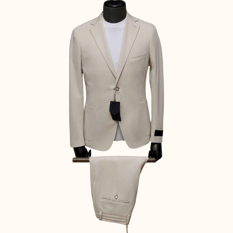 Sodobna moška športna dvodelna slim fit obleka 6129 v bež barvi, zasnovana za športen videz. Hlače brez likanja na rob primerne za kombiniranje s supergami ali elegantnimi čevlji. Izdelana iz kakovostne mešanice viskoze in poliestra.